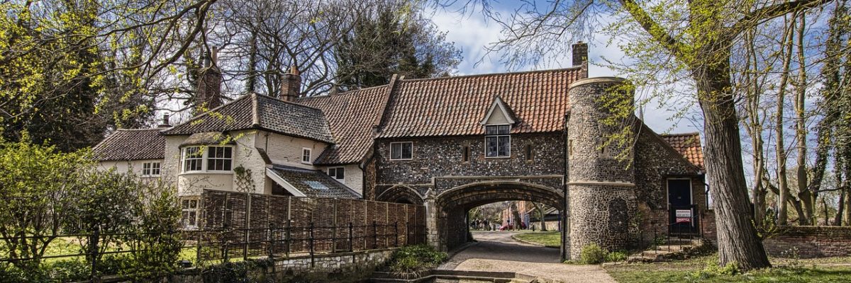 Pulls Ferry - Old water gate built in flint from 16th century overlooking water in Norwich